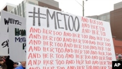 ARCHIVO - Una manifestante lleva un cartel con el popular hashtag de Twitter #MeToo, utilizado por personas que denuncian el acoso sexual mientras participa en una Marcha de Mujeres en Seattle, el 20 de enero de 2018.