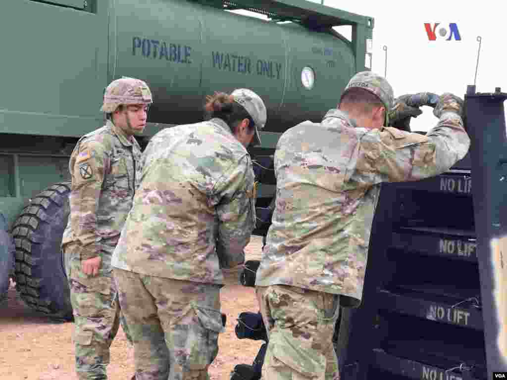 Además del campamento en Donna, Texas, el ejército estadounidense y el personal de Aduanas y Protección Fronteriza (CBP por sus siglas en inglés) realizaron un ejercicio antimotines en el puente internacional Santa Fe, entre Ciudad Juárez, Chihuaha, (México) y El Paso, Texas, (EE.UU.).