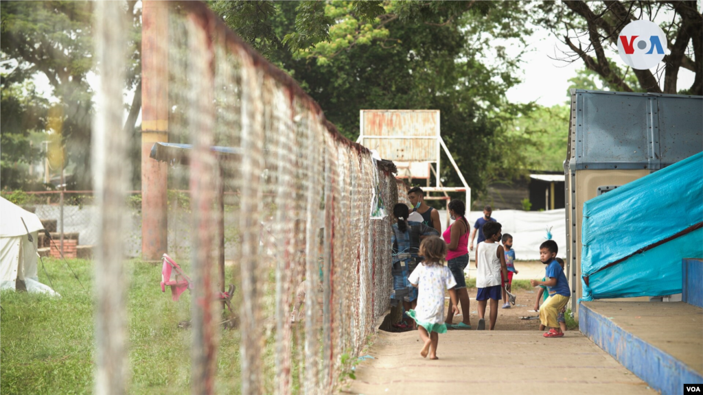 El peque&#241;o estadio de f&#250;tbol del municipio de Arauquita, en Colombia, fue el lugar escogido por las autoridades locales para refugiar a los ciudadanos venezolanos que escapan de la violencia en Venezuela.