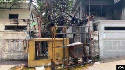 আওয়ামী লীগ সভাপতির রাজনৈতিক কার্যালয় ভবনের প্রবেশমুখে ইস্পাতের তৈরি গেটটি ভেঙে গুঁড়িয়ে ও পুড়িয়ে দেওয়া হয়েছে।