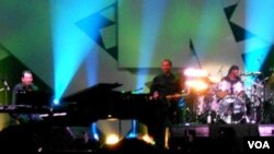 Dua musisi jazz Amerika, Jeff Lorber dan Jeff Pescatto memainkan 4 lagu ciptaan SBY dalam Java Jazz festival 2012 di Jakarta (foto: dok).