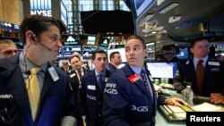 Traders work on the floor of the New York Stock Exchange (NYSE) in New York City, Nov. 8, 2016. Analysts predict some capital flight if Donald Trump were to be elected president.