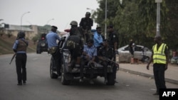 Police nigériane poursuivant des manifestants du Mouvement Islamique du Nigeria (IMN) à Abuja le 17 avril 2018.