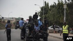 Des membres de la police nigériane poursuivent les manifestants du Mouvement islamique du Nigéria (IMN) à Abuja le 17 avril 2018.