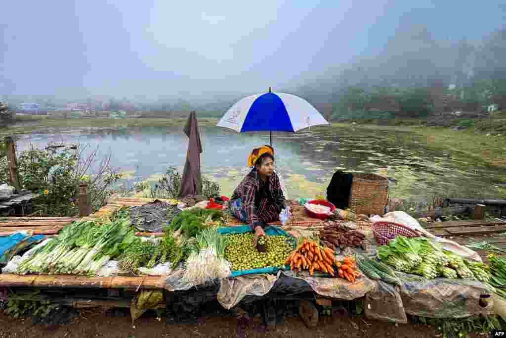 Seorang pedagang mempersiapkan kiosnya sambil menunggu pelanggan di pasar jalanan di Taunggyi, Shan Sate, timur laut Myanmar. (AFP)&nbsp;