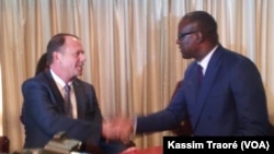 L'ambassadeur des Etats-Unis Paul Folmsbee (à g.) et le ministre des Affaires étrangères du Mali, Abdoulaye Diop lors de la cérémonie de signature à Bamako. (VOA/Kassim Traore)