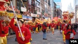 Pertunjukkan barongsai selalu ditampilkan dalam acara hiburan kesenian menyambut Tahun Baru Imlek yang diselenggarakan di San Fransisco (foto: dok).