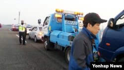 13일 한국에서 비공개로 대북 전단을 살포하려던 탈북자단체 자유북한운동연합이 경찰서로 강제 이송됐다. 사진은 이송 전 경찰이 이 단체를 제지하는 모습.