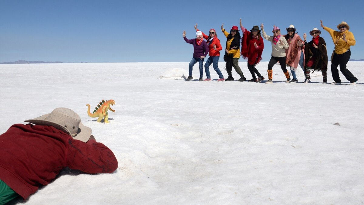 Bolivian Boy Helps Family with Money by Taking Creative Photos - Vimarsana News