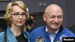 Bivša članica Predstavničkog doma Gabrijel Gifords i njen suprug Mark Keli, astronaut NASA-e.