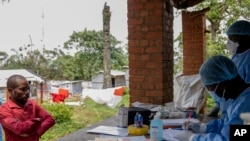 Sejumlah perawat tampak menerima pasien yang menderita mpox di Rumah Sakit Umum Kamituga di Kivu Selatan, Kongo, pada 4 September 2024. (Foto: AP/Moses Sawasawa)