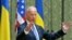 Президент Петро Порошенко вітає віце-президента США Джозефа Байдена. Київ. 21 листопада.