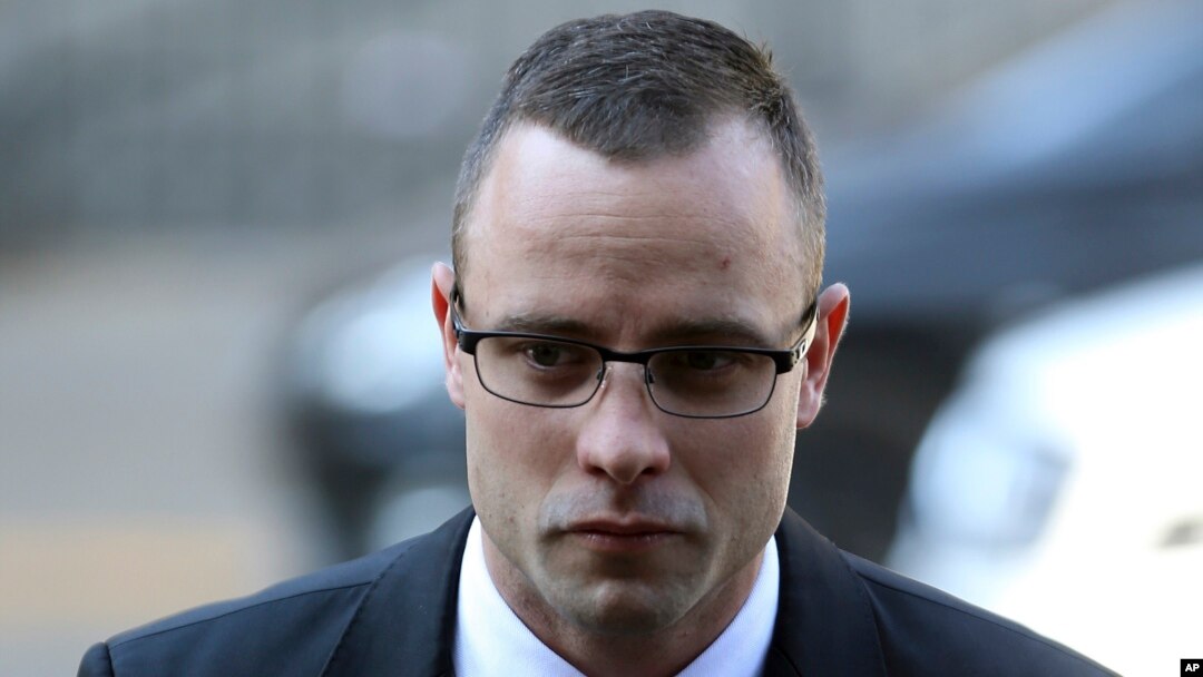 Setelah dua minggu dihentikan, pengadilan Pretoria kembali menggelar sidang Oscar Pistorius yang didakwa melakukan pembunuhan atas Reeva Steenkamp (5/5).