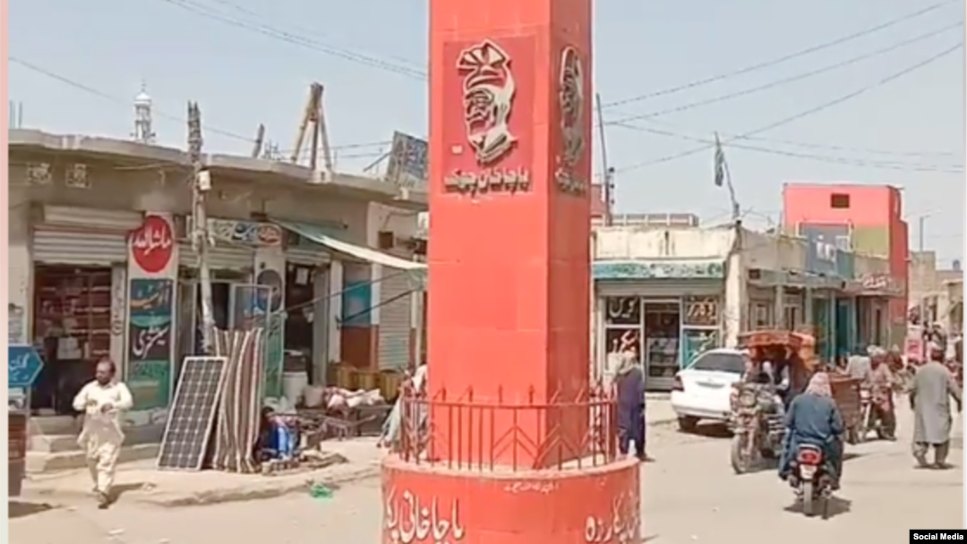 د بلوچستان د دوکۍ ښار د باچا خان چوک څلی تر سوځېدو مخکې