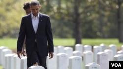 Presiden Barack Obama dan Ibu Negara Michelle Obama berziarah ke Taman Makam Pahlawan Nasional di Arlington, Virginia (Sabtu, 10/9).