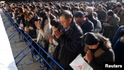 Warga berdoa di Kuil Meiji, Tokyo, pada tahun baru. (Foto: Dok)