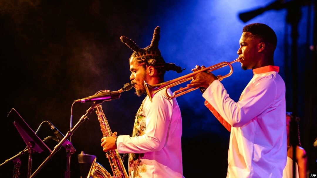 Grup musik asal Haiti SMS Kreyol tampil pada Festival Jazz Internasional Port-au-Prince "PAP JAZZ" pada 19 Januari 2021. (Foto: AFP/Valerie Baeriswyl)