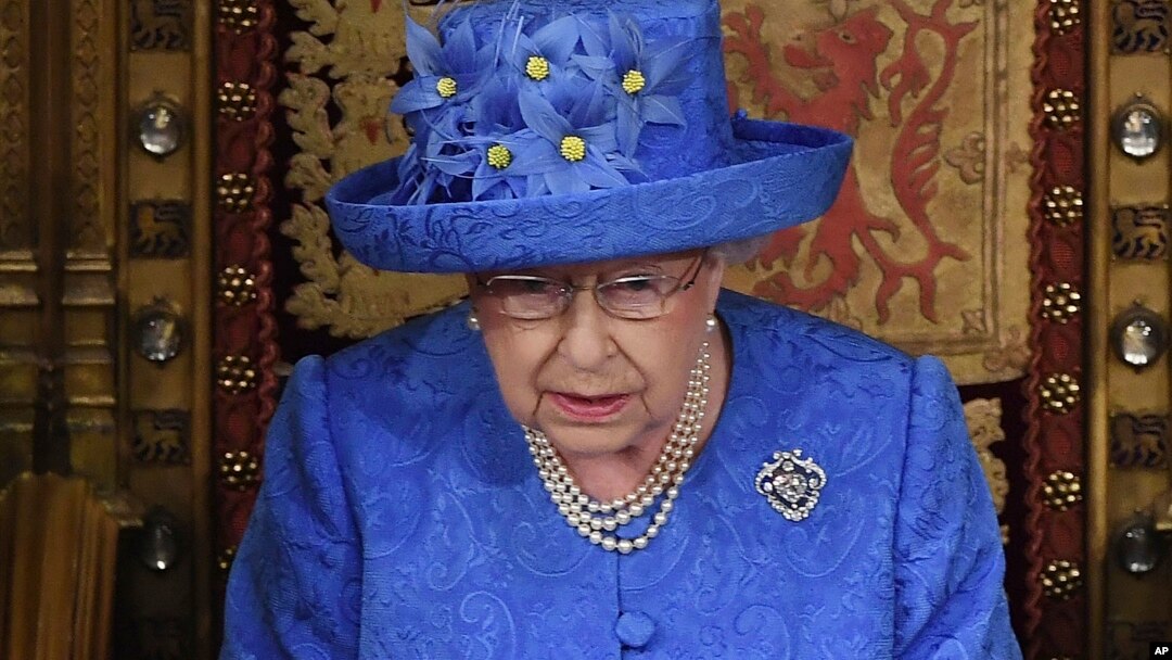 Ratu Elizabeth II menguraikan program legislatif pemerintah dalam pidato di depan parlemen Inggris di London hari Rabu (21/6). 