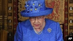 Ratu Elizabeth II menguraikan program legislatif pemerintah dalam pidato di depan parlemen Inggris di London hari Rabu (21/6). 