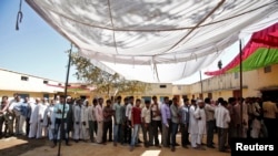 رای دهندگان هندی در انتظار رای دادن 