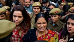 Ibu korban pemerkosaan yang dilakukan sekelompok pemuda yang mengejutkan India pada 2012 ikut demo di New Delhi, India, 21 Desember 2015.