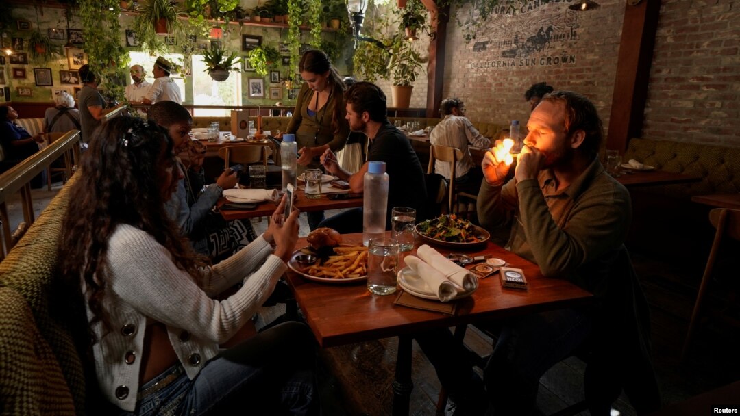 Para pengunjung di kafe ganja pertama yang baru saja dibuka di West Hollywood, Los Angeles, California (foto: dok). 
