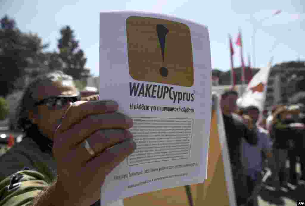 25일 키프로스 수도 니코시에서 열린 그리스 독립기념일 퍼레이드 행사에 참석한 시민들. &#39;키프로스야, 일어나라&#39; 라는 문구가 적힌 포스터를 들고 있다.