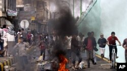 Para demonstran berlarian setelah polisi mengeluarkan tembakan peringatan dalam aksi protes di dekat Kedutaan AS di Sanaa, Kamis (13/9). 