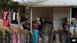 Migrantes venezolanos desayunan en un albergue en Assis, Brasil, el 20 de junio de 2024. Migrantes, policías, funcionarios y analistas afirman que decisión de Joe Biden de suspender temporalmente el asilo ha generado una actitud de espera entre los migrantes que están en Brasil.