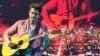 Penyanyi, penulis lagu, dan gitaris John Mayer tampil dalam tur albumnya ‘The Search for Everything’ di AT&T Center, San Antonio, Texas, 3 Agustus 2017.