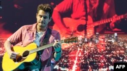 Penyanyi, penulis lagu, dan gitaris John Mayer tampil dalam tur albumnya ‘The Search for Everything’ di AT&T Center, San Antonio, Texas, 3 Agustus 2017.