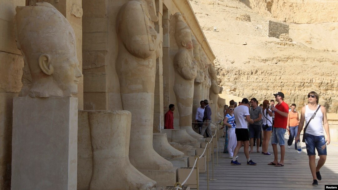Para wisatawan di Kuil Hatshepsut, Luxor, Mesir (Foto: dok). Mesir menegur Kedutaan Amerika di Kairo karena mengeluarkan peringatan perjalanan bagi warga Amerika agar menghindari pertemuan massal dan tempat-tempat umum terkait “kemungkinan masalah keamanan'' di negara itu.