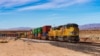 팜스프링스 사막 지대를 지나가는 유니온 퍼시픽(Union Pacific) 화물 열차