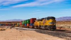 팜스프링스 사막 지대를 지나가는 유니온 퍼시픽(Union Pacific) 화물 열차