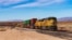 팜스프링스 사막 지대를 지나가는 유니온 퍼시픽(Union Pacific) 화물 열차