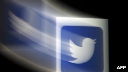 En esta ilustración, el logo de Twitter es visto en un teléfono móvil el 10 de agosto de 2020, en Arlington, Virginia.