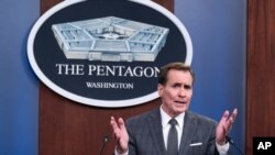 El portavoz del Pentágono, John Kirby, habla durante una conferencia de prensa en el Pentágono, el 12 de julio de 2021, en Arlington, Virginia.