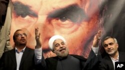 Hassan Rohani , alors candidat à la présidence, devant une photo de l'ayatollah Khomeini, lors d'un meeting populaire à Téhéran, Iran, le 1er juin 2013.