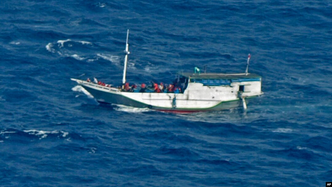 Sebuah kapal yang mengangkut sekitar 180 pencari suaka tengah terapung-apung di perairan lepas pantai Pulau Christmas, Australia, 13 Juli 2013 (Foto: dok). Dua orang wartawan asing berkebangsaan Belanda dan Amerika dilaporkan tiba di pulau Christmas setelah melakukan perjalanan dengan sebuah kapal pencari suaka, Senin (9/9).