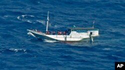 Sebuah kapal yang mengangkut sekitar 180 pencari suaka tengah terapung-apung di perairan lepas pantai Pulau Christmas, Australia, 13 Juli 2013 (Foto: dok). Dua orang wartawan asing berkebangsaan Belanda dan Amerika dilaporkan tiba di pulau Christmas setelah melakukan perjalanan dengan sebuah kapal pencari suaka, Senin (9/9).