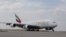 ချီကာဂိုလေဆိပ်တွင် ရပ်နားထားသည့် Emirates လေကြောင်းလိုင်း လေယာဉ်တစီး။ (ဇူလိုင် ၁၉၊ ၂၀၁၆)