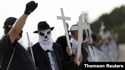 Manifestantes protestan contra el manejo del presidente brasileño Bolsonaro del brote de COVID-19, en Brasilia, el 26 de marzo de 2021.