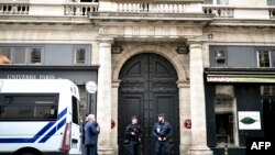 La police française monte la garde devant la maison du défunt président français Jacques Chirac, rue de Tournon, à Paris, la capitale française, le 26 septembre 2019.