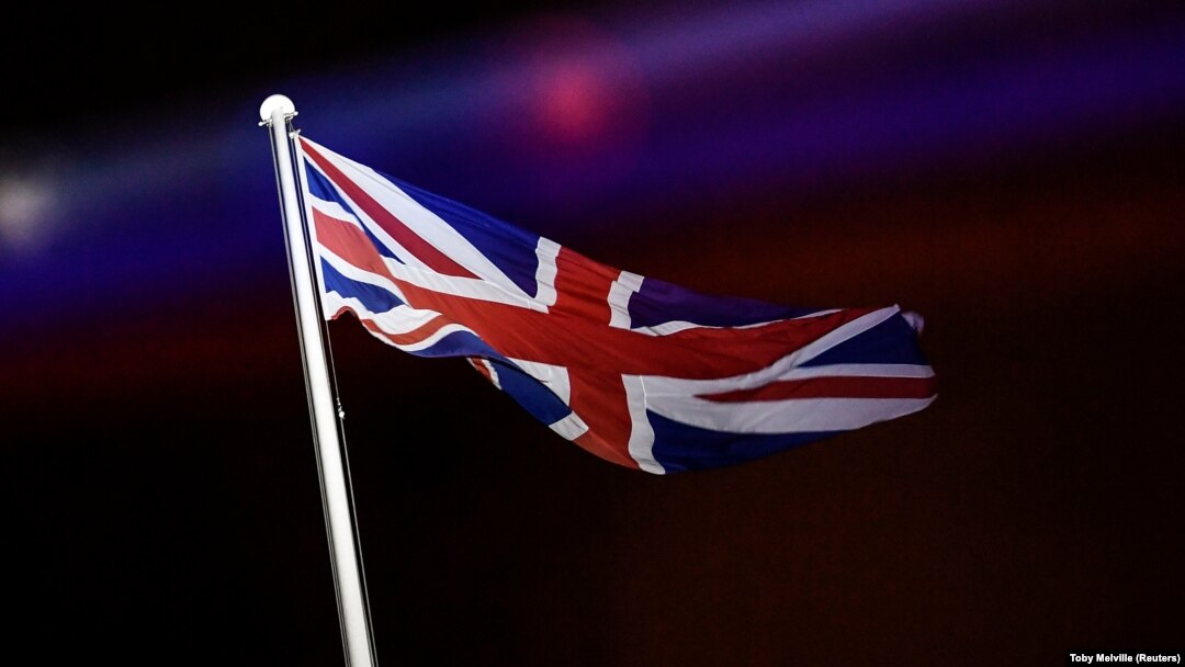 រូបឯកសារ៖ ទង់ជាតិអង់គ្លេស ដោតនៅមុខការិយាល័យនាយករដ្ឋមន្រ្តី Downing Street ក្នុងទីក្រុងឡុងដ៍នៃប្រទេសអង់គ្លេស កាលពីថ្ងៃទី៣១ ខែមករា ឆ្នាំ២០២០។