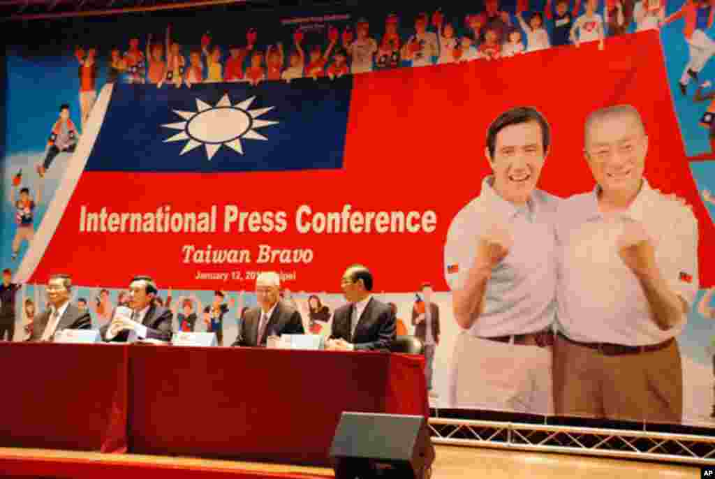 國民黨總統候選人馬英九(左二)主持國際記者會