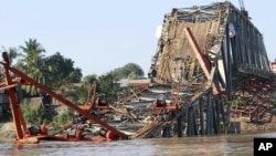 Jembatan Yadanatheinga yang sedang dalam pembangunaan saat terjadinya gempa, nampak ambruk di sungai Irrawaddy, Burma (12/11). Korban gempa dilaporkan meningkat hingga 26 orang hingga hari ini.