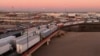 Una vista de drones muestra camiones esperando en fila en el puente fronterizo Zaragoza-Ysleta para cruzar a los EE.UU, en Ciudad Juárez, México, el 31 de enero de 2025. 