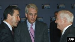 Слева направо: генеральный секретарь НАТО Андерс Фог Расмуссен, посол США в НАТО Иво Даалдер и министр обороны США Роберт Гейтс. Архивное фото.