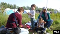 Syrian refugees at Horgos, Serbia, Sept. 15, 2015. (Henry Ridgwell/VOA)