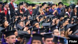 Acara wisuda di kampus George Washington University di Washington, DC (foto: dok). Warga Indonesia, Abraham Soyem (“Bram”) termasuk di antara wisudawan dalam acara wisuda di kampus GWU bulan Mei 2023 lalu. 